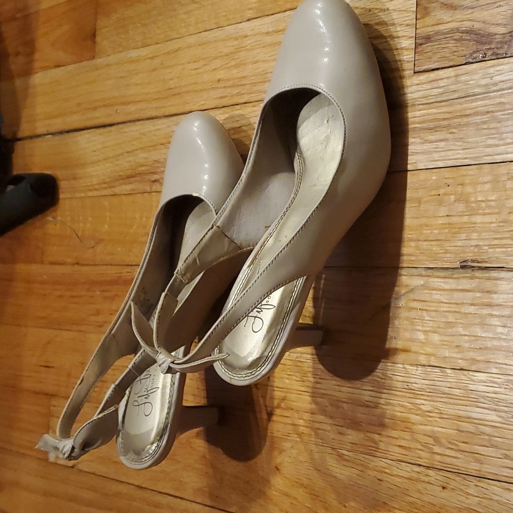 Beige heels with bow
